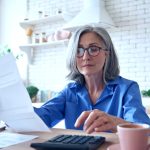 Quer se aposentar sem depender só do INSS? Veja como começar a construir uma renda para o futuro